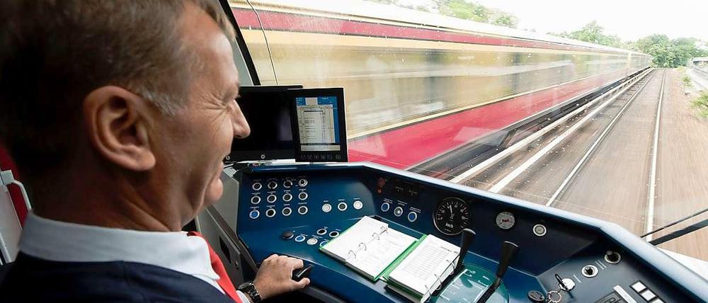 Der senkrechte Monitor zeigt dem Fahrer der S-Bahn alles Wichtige zur Strecke - inklusive Empfehlung, wann er das "Gas" wegnehmen oder unter dem Tempolimit bleiben kann.