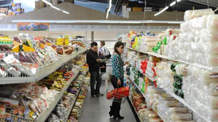 Fast wie in Südostasien: In den Hallen des Dong-Xuan-Center in Berlin-Lichtenberg bieten mehrere Händler Lebensmittel aus Asien an - völlig legal. Anders als die vielen Dienstleister, Friseursalons zum Beispiel.