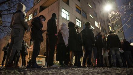 Flüchtlinge warten am 07.12.2015 vor dem Landesamt für Gesundheit und Soziales (LaGeSo) in Berlin. 