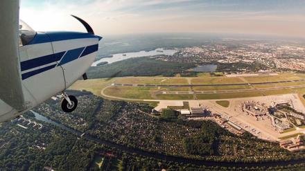 Ein Blick auf das Gelände des Flughafens Tegel - 495 Hektar sollen in ein Quartier für Gewerbe und Wohnen umgewandelt werden.