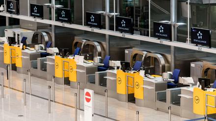 Leere Schalter. Die Lufthansa sagt wegen des angekündigten Streiks der Flugbegleiter insgesamt 1300 Flüge ab. 