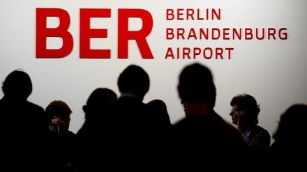 Wartende Journalisten während einer Aufsichtsratssitzung der Flughafengesellschaft auf dem Gelände des BER in Schönefeld. (Archivbild)