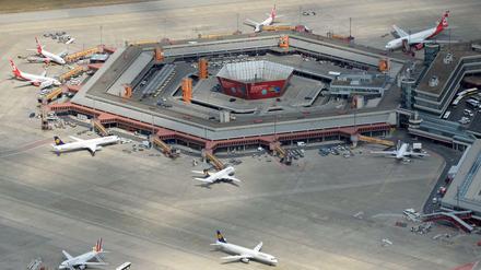 Laut Umfragen spricht sich in Berlin eine deutliche Mehrheit der wahlberechtigten Bürger dafür aus, dass Tegel in Betrieb bleibt, nachdem der Flughafen BER eröffnet wird.