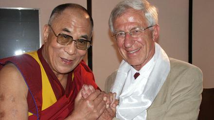 Der Dalai Lama mit dem Journalisten Franz Alt. Zusammen arbeiten sie an einem gemeinsamen Buch.
