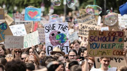 Schülerinnen und Schüler demonstrieren mit Protestplakaten während des Fridays for Future-Klimastreiks in Berlin. 