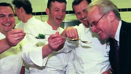 November 2000: Die Köche Tim Raue, Wolfgang Nagler und Karlheinz Hauser (v.l.) lassen Volker Hassemer, den Chef der Marketinggesellschaft "Partner für Berlin" probieren. Der ehemalige Senator hat das Format der "Meisterköche" begründet, um Berlin auch kulinarisch nach vorne zu bringen.