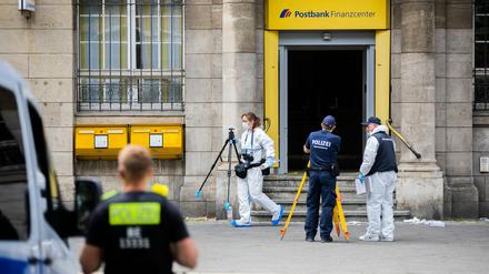 Beamte der Kriminaltechnik sind im Bezirk Wilmersdorf in der Uhlandstraße an einer Postbankfiliale im Einsatz.