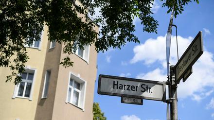 Eines dieser Wohnhäuser an der Harzer Straße in Neukölln wurde unter Quarantäne gestellt. 