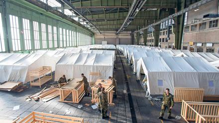 Bundeswehrsoldaten errichten 2015 Zelte und Betten in einem Hangar am Flughafen Tempelhof. 