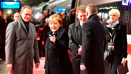 Bundeskanzlerin Angela Merkel und Berlins Regierender Bürgermeister Michael Müller nach der Ankunft des Sonderzuges in Berlin. 