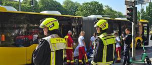 In Berlin-Spandau rückte die Feuerwehr zu einem Unfall mit einem Linienbus aus.