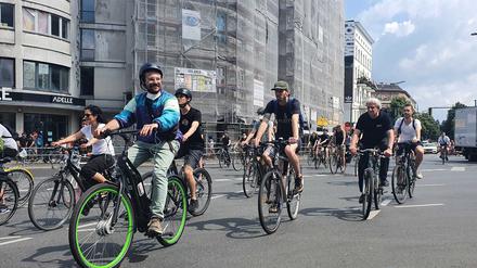 Die Rider des Lieferdienstes wollen mit einer Fahrraddemo für bessere Arbeitsbedingungen kämpfen - mit dabei: die Kreuzberger Bundestagsabgeordnete Cansel Kiziltepe (SPD).