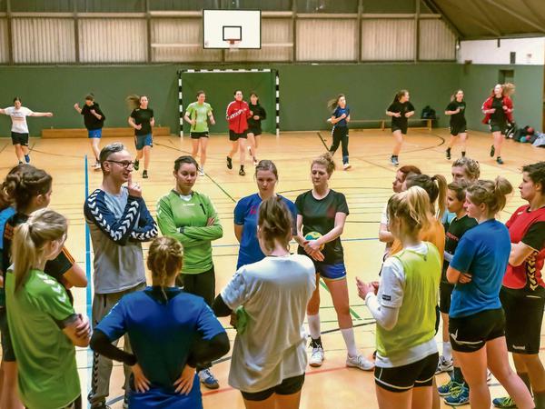 Voll, eng, provisorisch. Weil ihre großen Hallen belegt sind, müssen mehrere Handballteams des SV Pfefferwerk gleichzeitig trainieren – wie hier in der Esmarchstraße in Prenzlauer Berg.