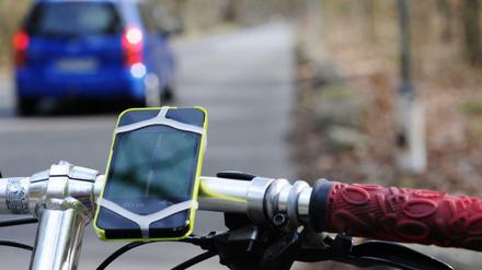 Vorbildlich: Mit einer Halterung ist die Nutzung des Mobiltelefons während des Radelns erlaubt, zum Beispiel zum Telefonieren per Freisprecheinrichtung oder Navigieren. Zum Bedienen oder Eintippen einer neuen Route müssen Radfahrer jedoch anhalten.