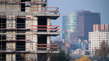 Erleben wir einen "Superzyklus" am Berliner Immobilienmarkt? Das Bild zeigt ein Baugerüst an einem Rohbau von Neubau-Wohnungen in Schöneberg.