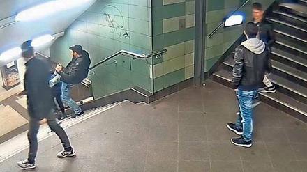 Bilder aus dem Video der BVG: Der Täter tritt zu. 