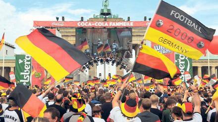 Fußballfest am Brandenburger Tor. Ob es in diesem Jahr eine Neuauflage gibt, ist ungewiss. Foto: dpa