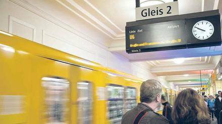 Aussteigen, bitte. Der U-Bahnhof Friedrichstraße wird für rund 16 Monate Endstation für Züge aus Alt-Tegel. Deshalb baut die BVG eine weitere Ausgangstreppe. Foto: dpa