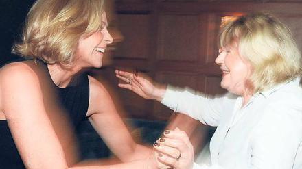 Lass dich herzen. Kim Cattrall (l.) trifft Marianne Faithfull in Berlin. Foto: dpa
