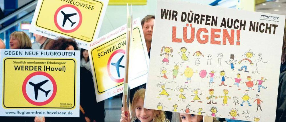 Dauerprotest. Seit Monaten demonstrieren Anwohner gegen die geplanten Flugrouten des zukünftigen Hauptstadtflughafens BER.