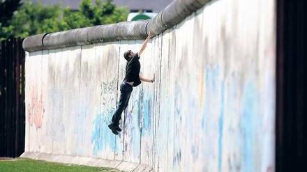 Testsprung. Ein Tourist versucht sich am Sonntag an der Mauer in der Gedenkstätte Bernauer Straße.