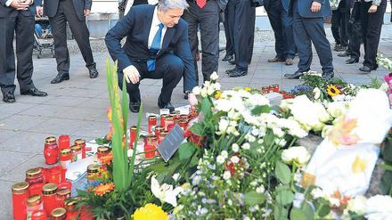 Klaus Wowereit legte am Alexanderplatz Blumen für Jonny K. nieder.