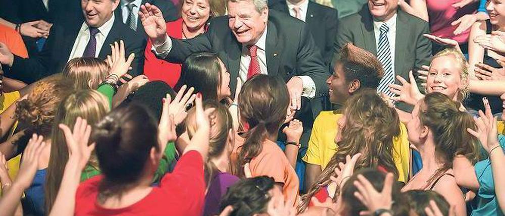 Die Bürger und ich. Bundespräsident Joachim Gauck besuchte am Montag neben der Neuköllner Sehitlik-Moschee auch Jugendliche des Stadtteilzentrums „Alte Feuerwache“. Foto: dapd