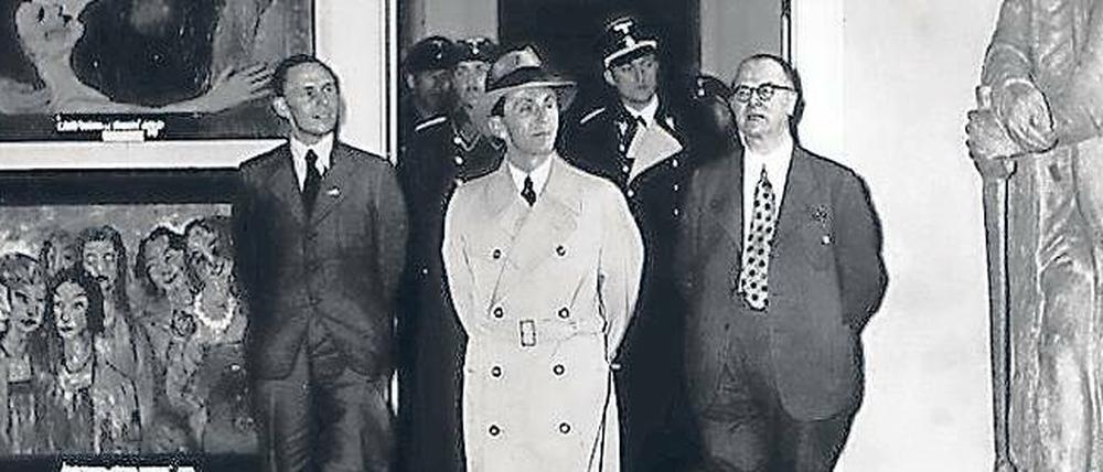 Macht und Kultur. Am 27. Februar 1938 besuchte Joseph Goebbels die Ausstellung „Entartete Kunst“ im Haus der Kunst am Königsplatz (heute: Platz der Republik). 