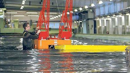 Die perfekte Welle. Im neuen Seegangsbecken der Technischen Universität simulieren Meeresforscher riesige Wellen, um Schiffsmodelle zu testen und die Bekämpfung von Ölunfällen zu üben. 