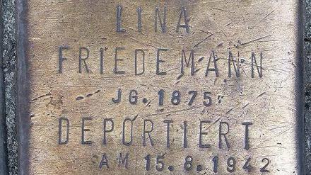 Alte Spuren, neue Spuren. Der erste Gedenkstein, der noch illegal an der Oranienstraße verlegt worden war, erzählt auch Geschichten aus den letzten 17 Jahren. 