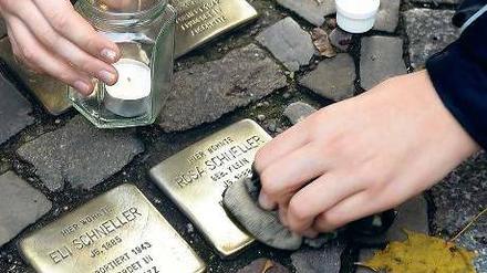 Glänzt wieder. In der Großen Hamburger Straße erinnern Stolpersteine unter anderem an Elli und Rosa Scheller. 