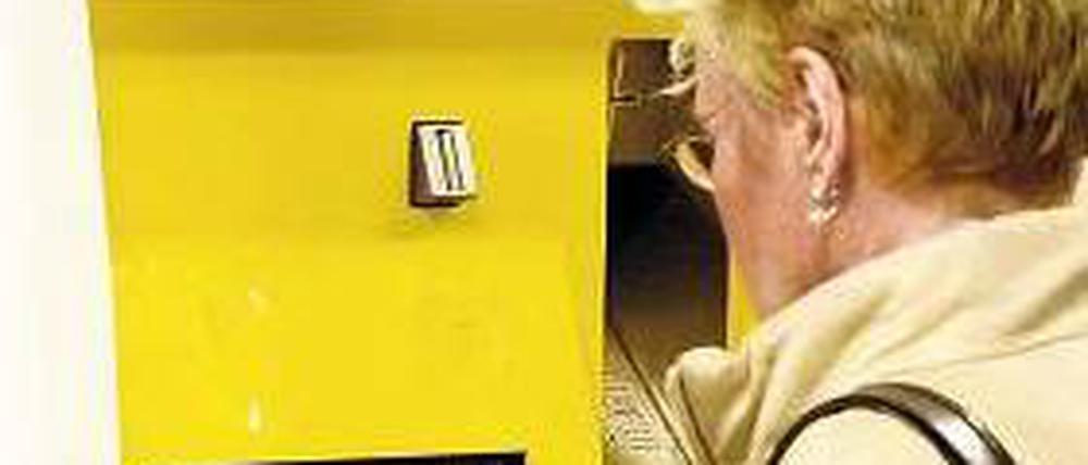 Die kleinen Gelben. Die Fahrkartenautomaten der BVG bleiben stehen. 