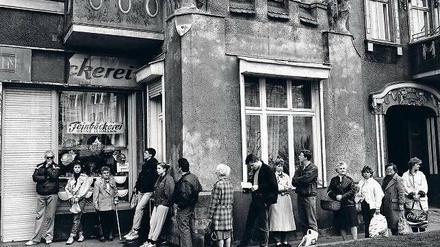 Schlangen für die Schrippen. Nicht nur vor den Bäckereien musste man in Ost-Berlin länger warten.