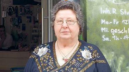 Renate Stahn, 67, räumt ihre Zoohandlung in Prenzlauer Berg.