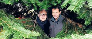 Big Spender. Carsten Starick (rechts) spendierte seine 39 Jahre alte Douglasie, die zur Geburt von Cousin Dirk Brehmer gepflanzt wurde. Jetzt ließen sie den Baum aus Mahlsdorf zum Breitscheidplatz ziehen, wo er am Mittwoch aufgestellt wird. 