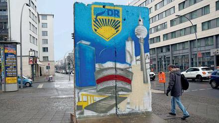 Enträtselt. Seit Tagen staunen Passanten an der Lietzenburger Straße über die künstlerisch gestalteten Originalteile aus der Berliner Mauer. Eine Immobilienfirma will den Kiez verschönern und politisch ein Zeichen setzen. 