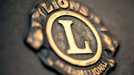 Großes „L“. Symbol des Lions Clubs International, der sich mit Spenden und Benefizevents sozial engagiert. 