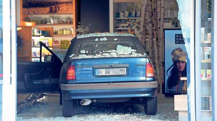 Die Einbrecher rammten mit dem Auto die Eingangstüren der Karstadtfiliale an der Schlossstraße. 