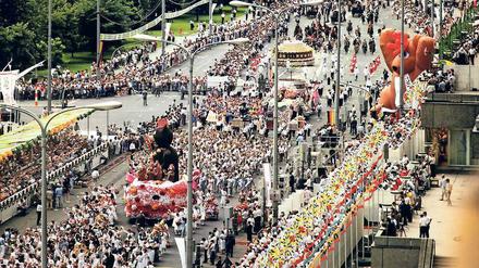 Mit Pomp. Am 4. Juli 1987 zogen hunderte Festwagen durch den einen Teil der Stadt, vorbei am Palast der Republik. West-Berlin ignorierte man. 