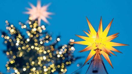 Sternstunden. Nach Totensonntag beginnt traditionell die Weihnachtsmarktsaison, überall in der Stadt wird nach und nach die Festbeleuchtung angeknipst.