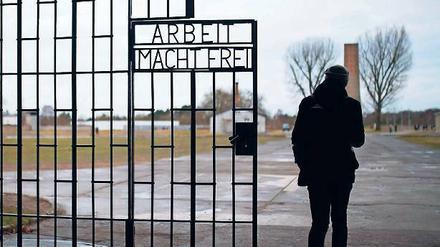 Schreckensort: Ein Besucher steht am Tor der Gedenkstätte Sachsenhausen.