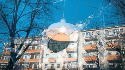 Das eingeworfene Fenster des Bilderrahmenladens "Frame Work Berlin" in Kreuzberg. Immer wieder werden Händler im Kiez attackiert.