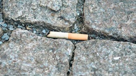 Giftmüll. Zigarettenkippen enthalten eine Vielzahl toxischer Stoffe. Täglich landen Zigtausende davon auf Berlins Straßen.