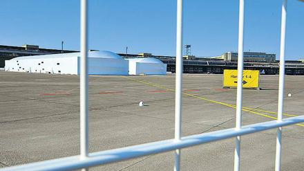 Leichtbauhalle auf dem Vorfeld des Flughafens Tempelhof.