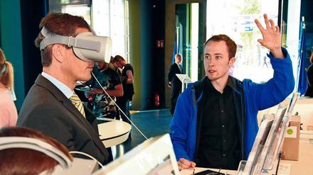 Virtuelle Brüssel-Reise. Besucher können im Europäischen Haus mithilfe interaktiver Brillen das Europäische Parlament inspizieren.