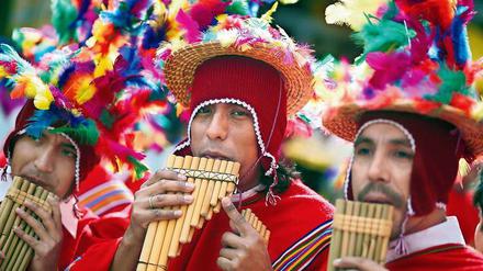Kostümiert. So manchem Teilnehmer des Karnevals der Kulturen dürfte nicht nur die Musik einheizen. 