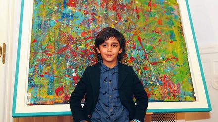 Der siebenjährige Mikail Akar ist ein kleiner Star in der deutschen Kunstszene. Das Bild, vor dem er posiert, ist bereits verkauft – für 8000 Euro. 