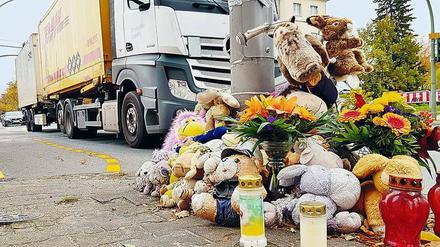 Kuscheltiere, Blumen und ein kleines, weiß getünchtes Geisterrad erinnern an den Unfall, der sich im Juni 2018 in Spandau ereignete.