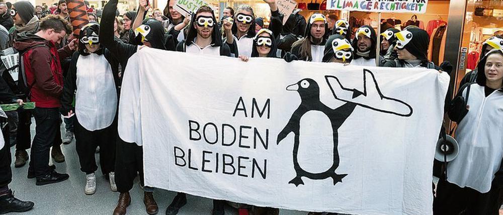 Aktivisten des Bündnisses „Am Boden bleiben“ wollen gegen die BER-Eröffnung demonstrieren.