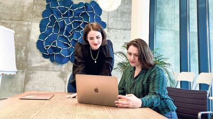 Emerald-Berlin-Gründerin Barbara Zeiss (links) mit Vanessa Meyer, Head of Creative &amp; Onlineshop in dem Start-up.